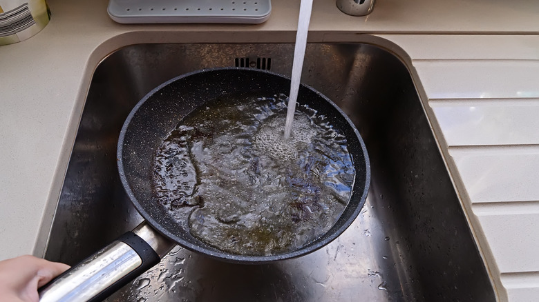rinsing greasy pan