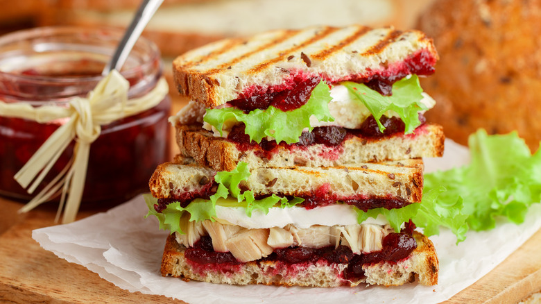 turkey sandwich with cranberry