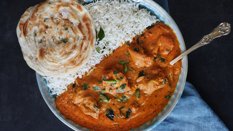 Butter chicken with rice and bread