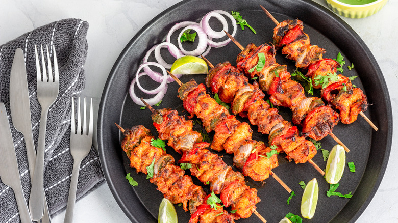Chicken skewers with lime and onions