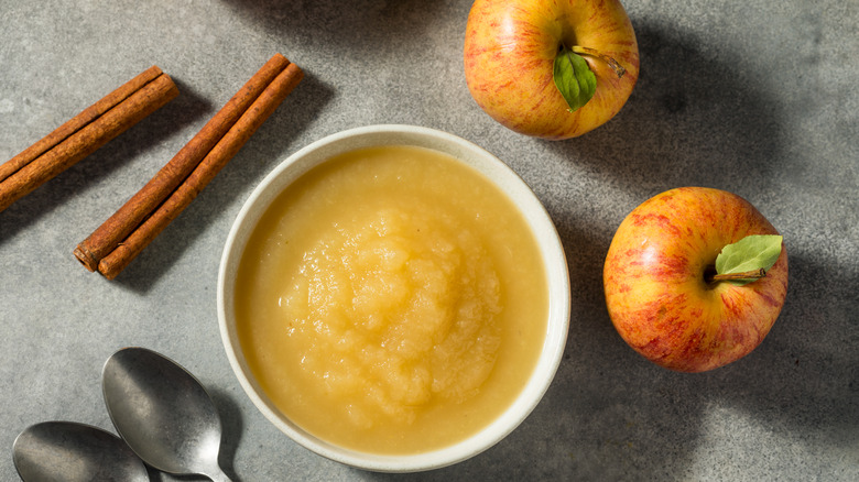 bowl of applesauce