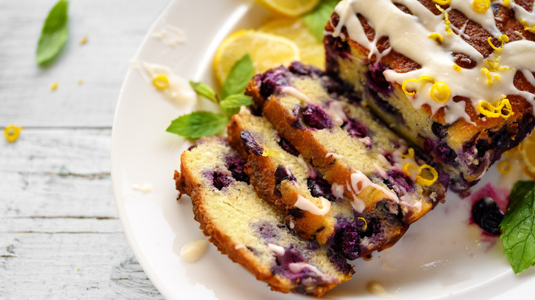 cake with blueberries