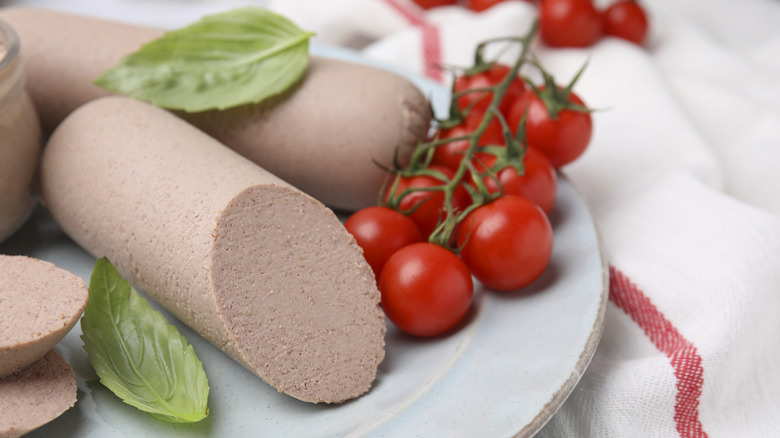 Liverwurst with basil and tomatoes