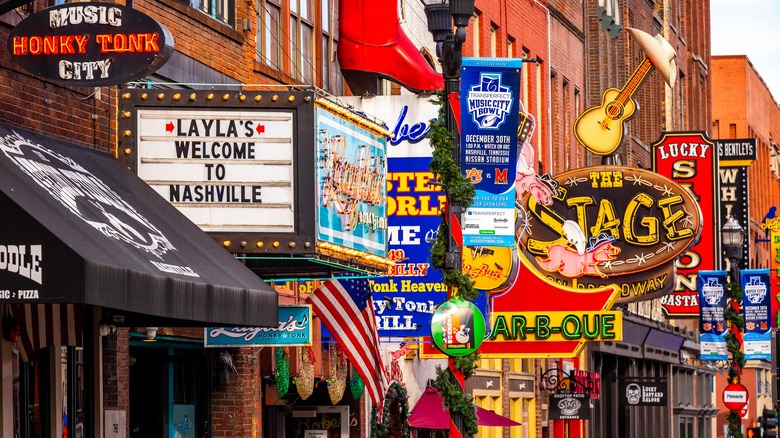 Downtown Nashville storefronts and restaurants