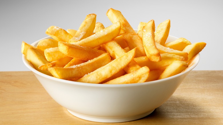 A bowl of fries with salt