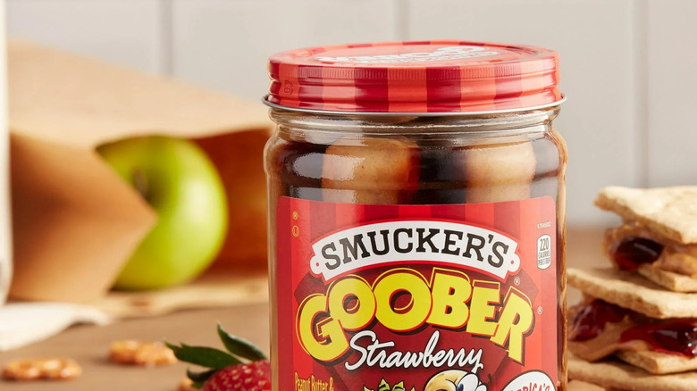 Smucker's Goober Strawberry with graham crackers