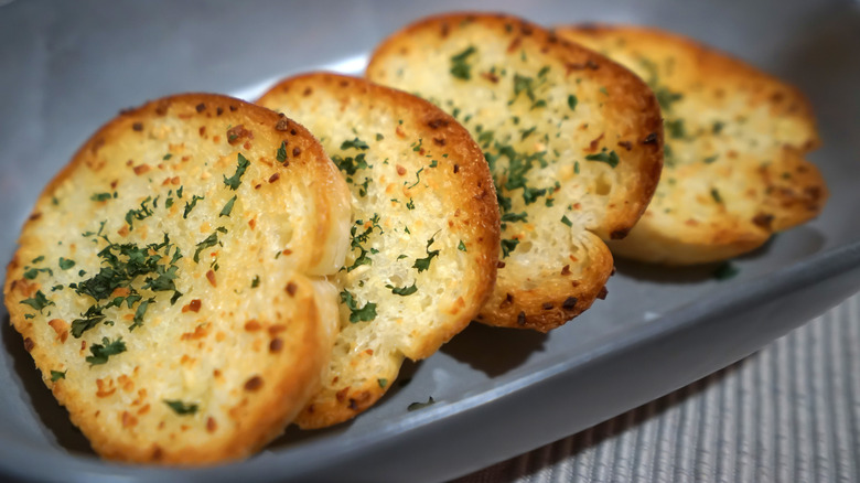 A plate with slices of garlic bread