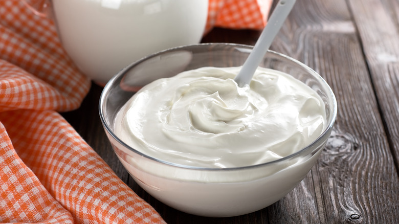 A dish of sour cream