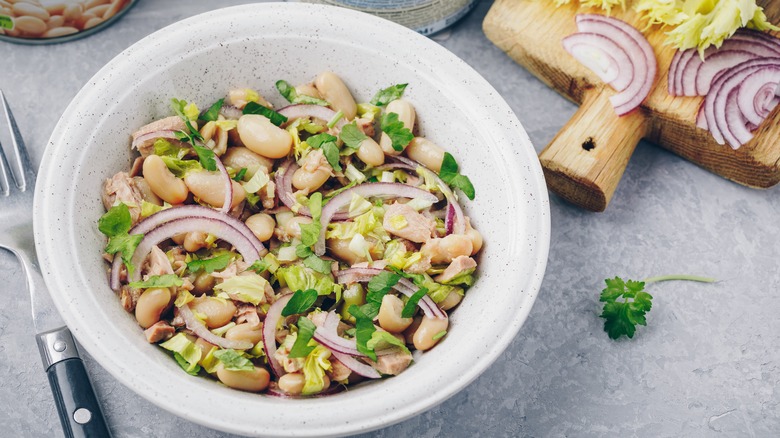 Tuna salad with white beans