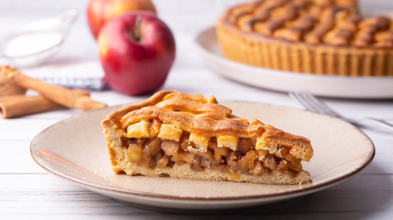 Slice of apple pie with apples