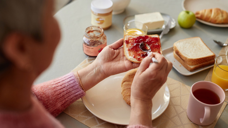 woman making peanut butter and jelly