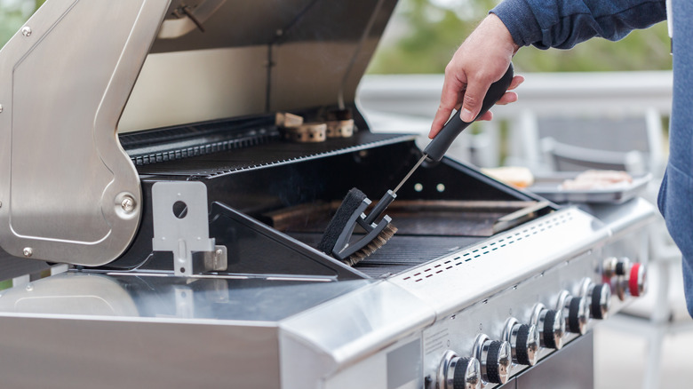 cleaning gas grill