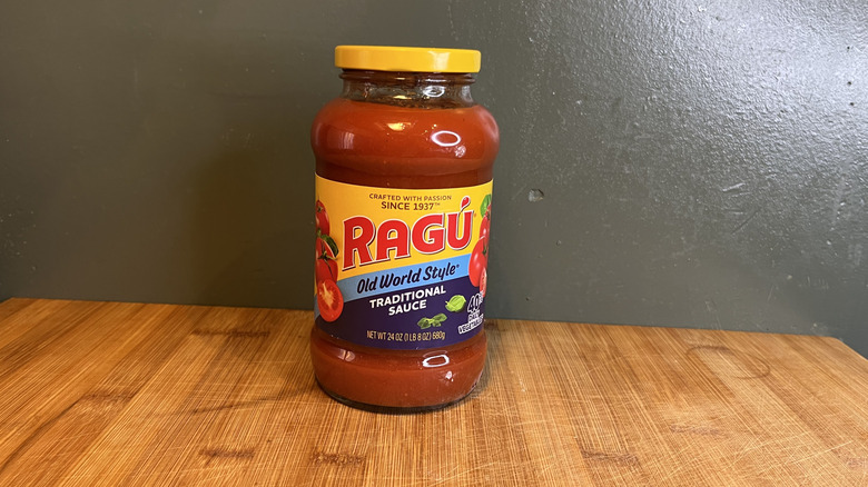 A jar of Ragú Old World Style Traditional Sauce