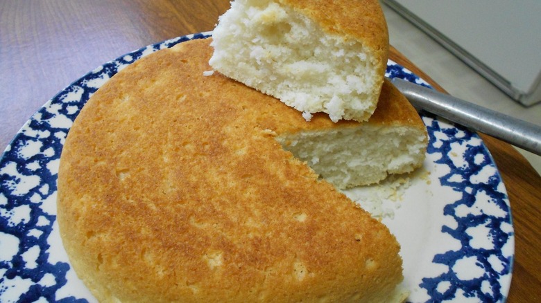 cutting into a circle of dum bread