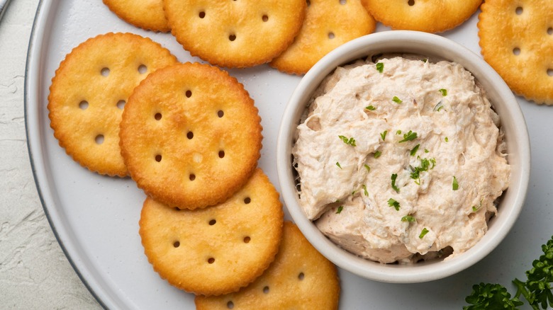 tuna salad with side of crackers