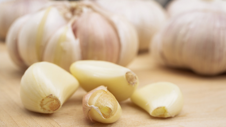 peeled and unpeeled garlic