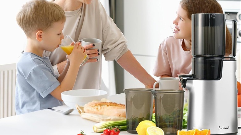 A family around a Larinest juicer