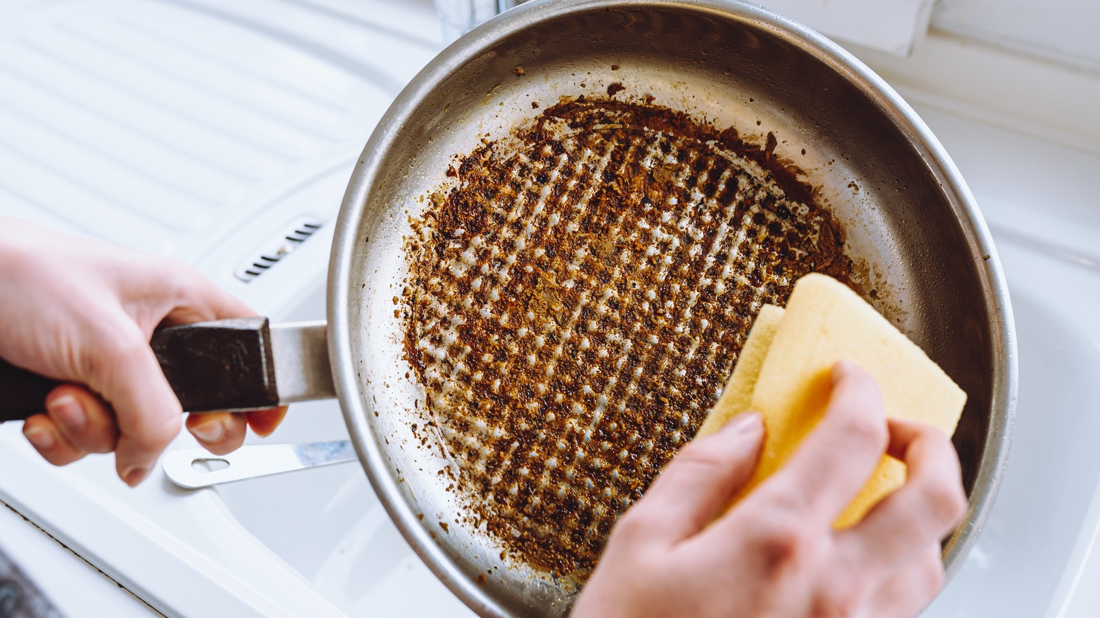 8 Kitchen Ingredients You Can Use To Clean Burnt Pans