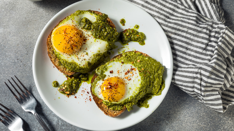 Toast with fried egg and pesto