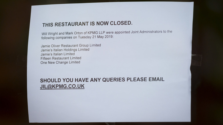 A notice notifying customers the restaurant is closed