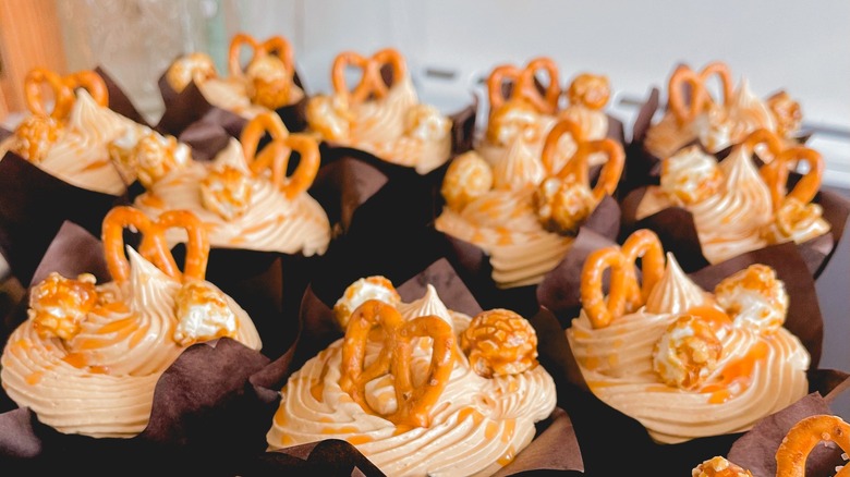 cupcakes with pretzels