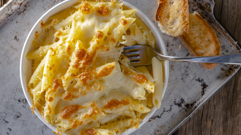 macaroni and cheese in bowl