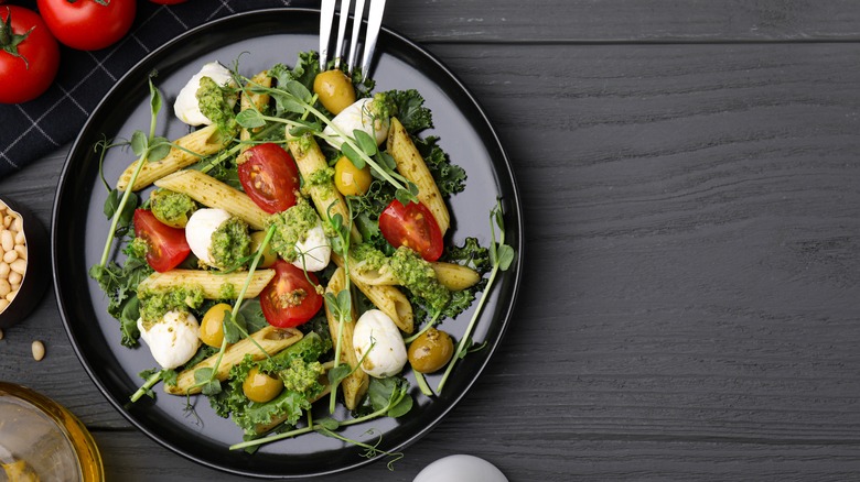 pasta salad with pesto dressing