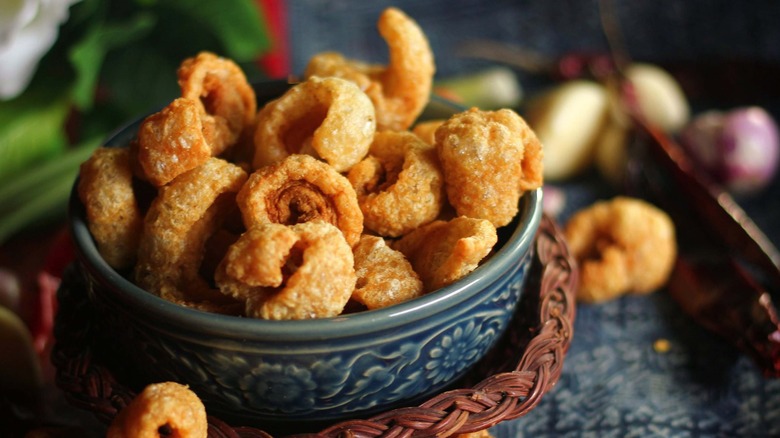 A bowl of pork rinds.