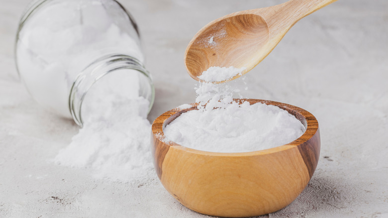 A bowl with cornstarch.