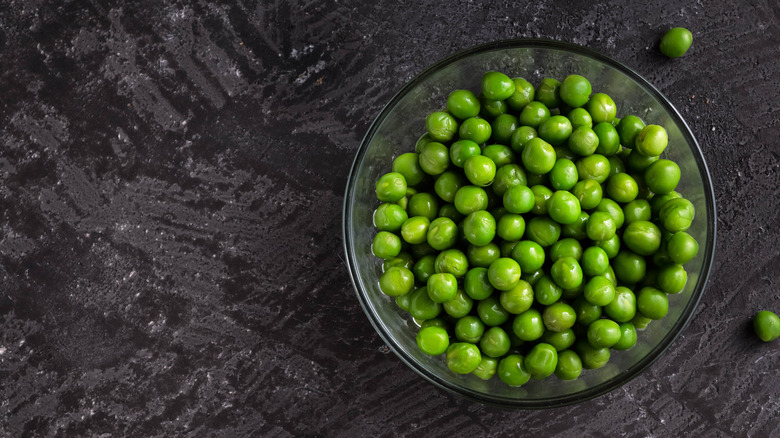 Buttered peas in glass bowl