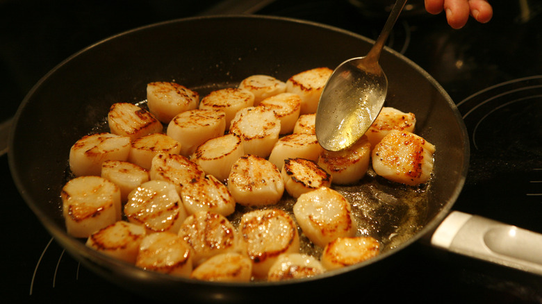 Too many scallops crowded into a pan