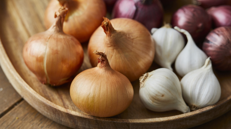 platter with onions