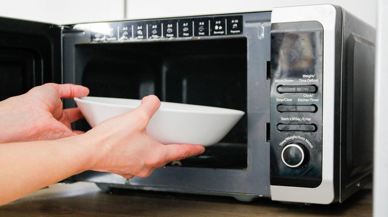 Putting a bowl in microwave