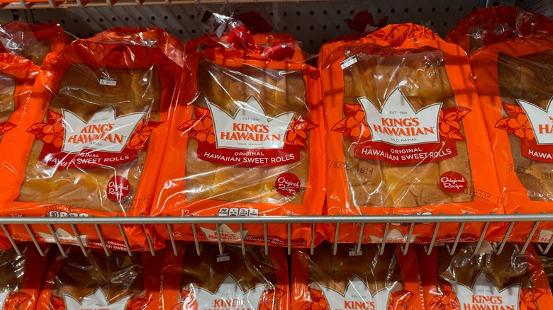 grocery store shelf with packaged Hawaiian sweet rolls
