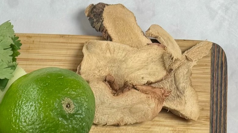 galangal slices with lime