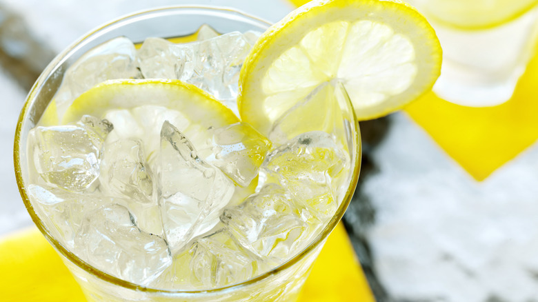 Glass with ice and lemon wedges