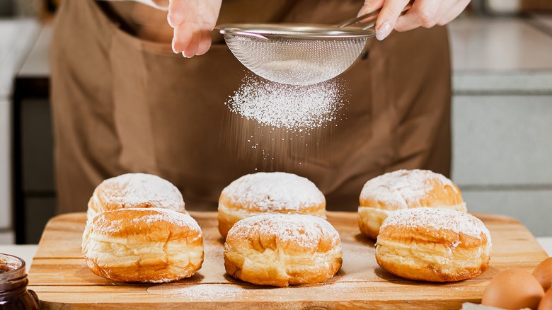 How To Make Powdered Sugar, With And Without Cornstarch