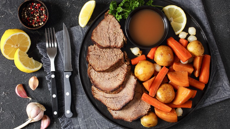 Roast beef, potatoes, and carrots black plate