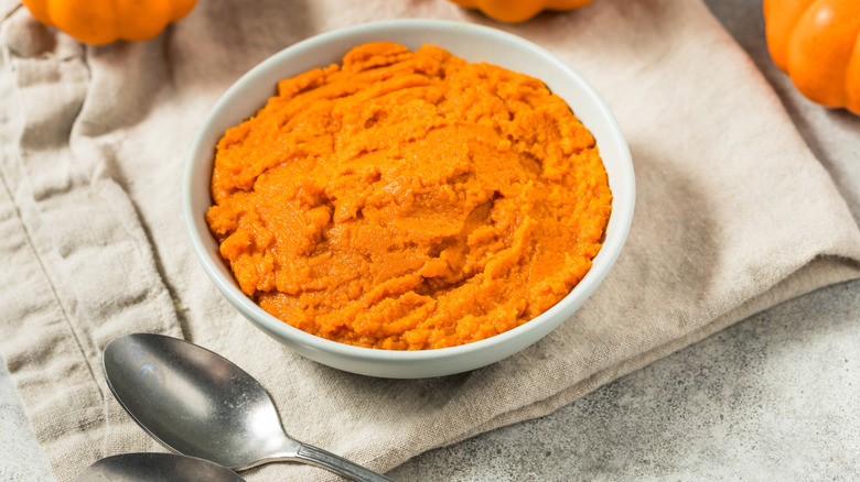 Pureed pumpkin in a bowl