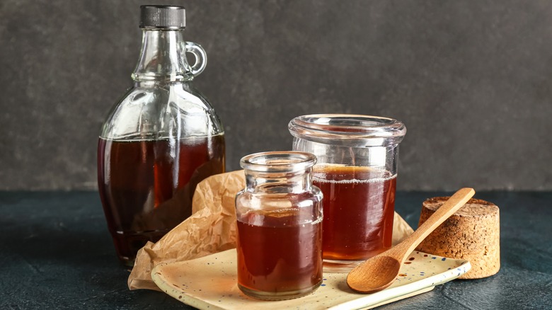 Bottle and small jars of maple syrup.