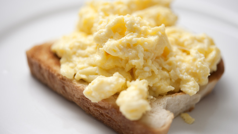 scrambled eggs on toast