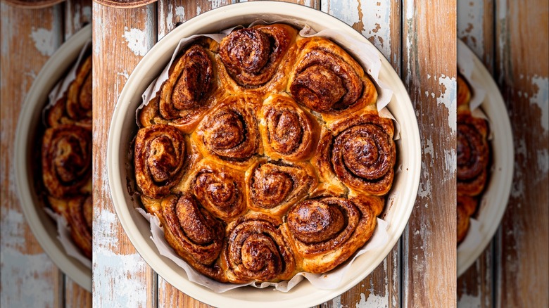 Baked cinnamon rolls in a pan