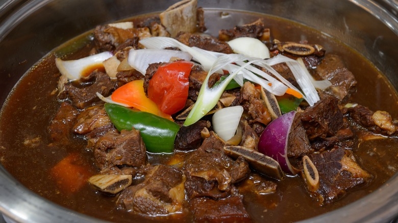 braised short ribs in pot