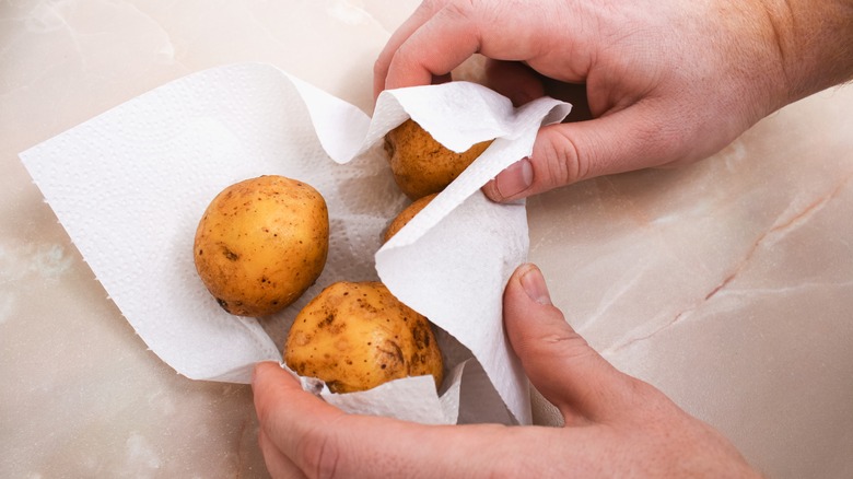 drying potatoes with paper towel