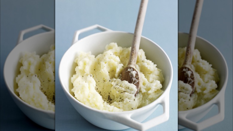 bowl of mashed potatoes