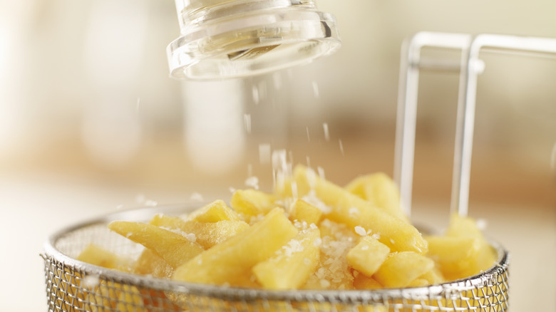 salting cooked potatoes