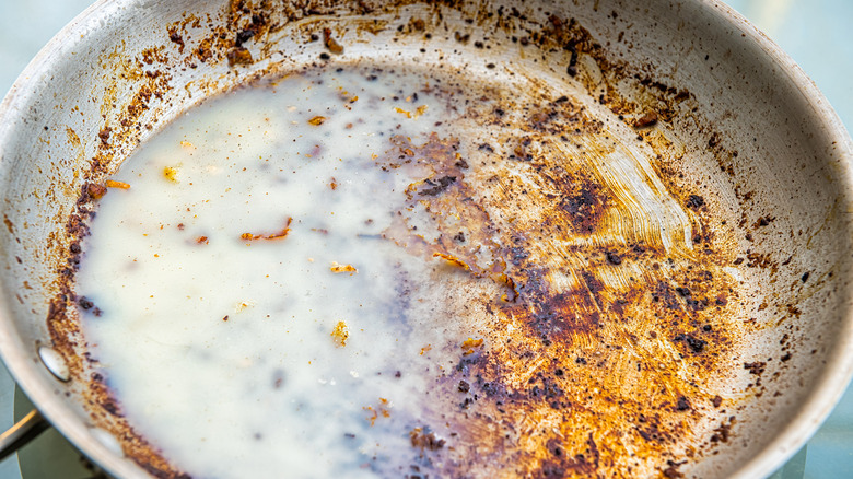 A pan with bacon grease in it