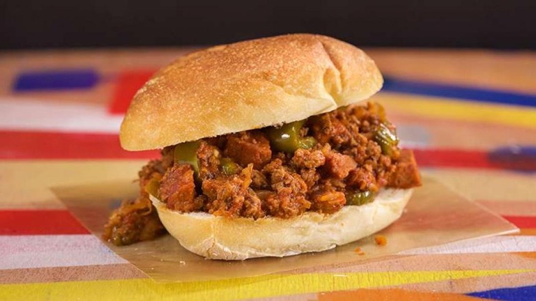 A chouriço and peppers sandwich