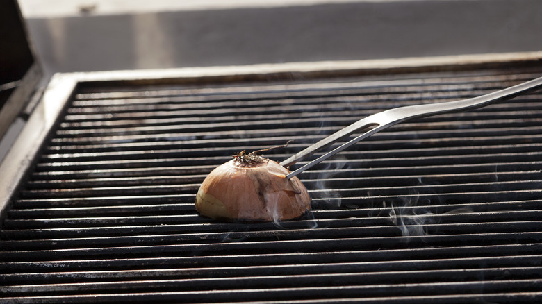 using onion to clean grill