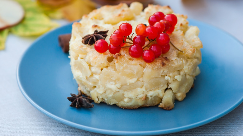 Baked macaroni with raisins garnished with berries